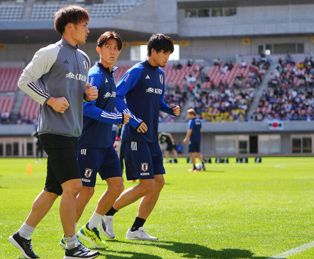 ランニングで調整する毎熊（中央）、GK大迫（左）、町田（撮影・垰建太）