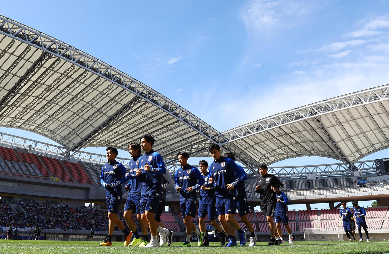 ランニングで調整する前日出場の日本代表の選手たち。左から遠藤航伊東、南野、毎熊、町田、谷口ら（撮影・垰建太）