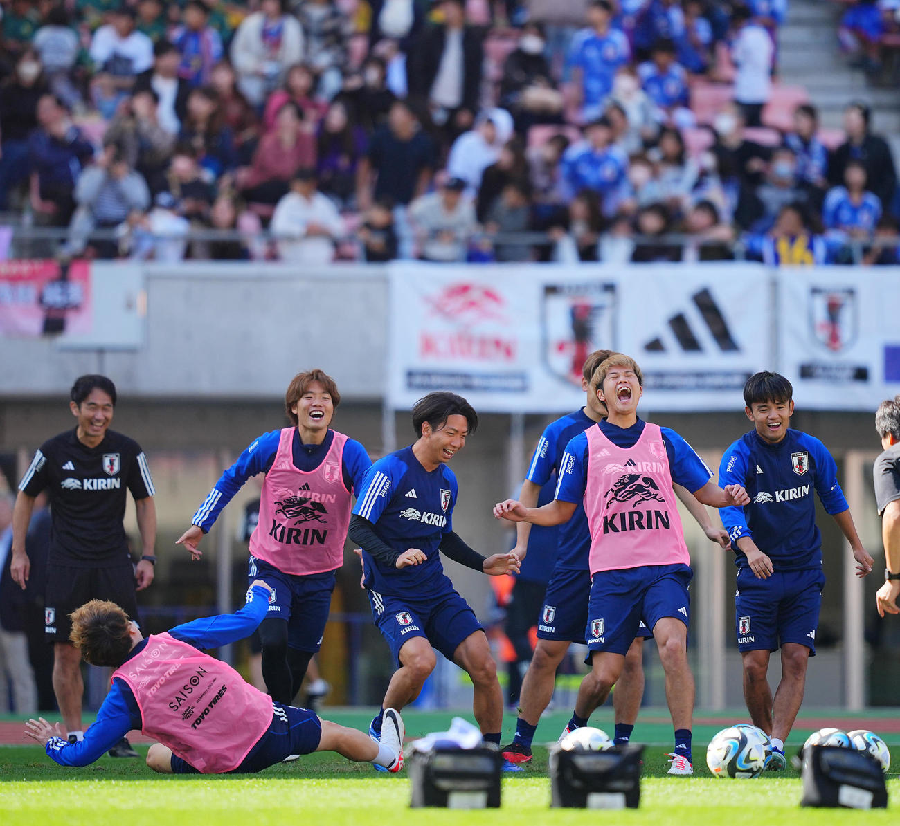 ボール回しで笑顔を見せる日本代表の選手たち。右から久保、伊藤敦、川辺、板倉（撮影・垰建太）