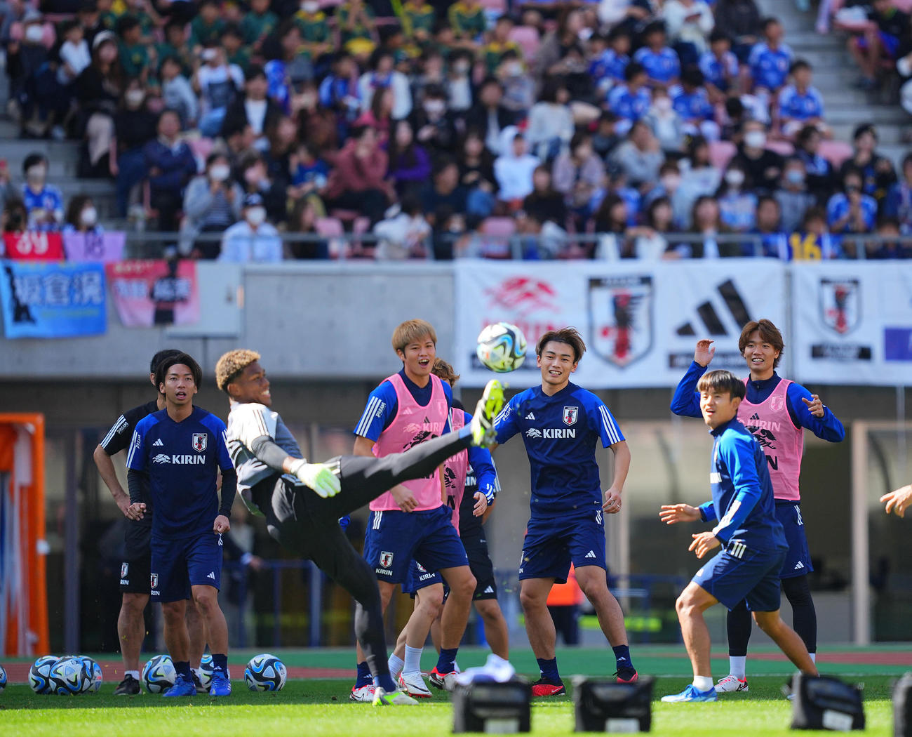 リラックスした表情で練習に臨む日本代表の選手たち。左から川辺、GK鈴木、伊藤敦、上田、久保、板倉（撮影・垰建太）