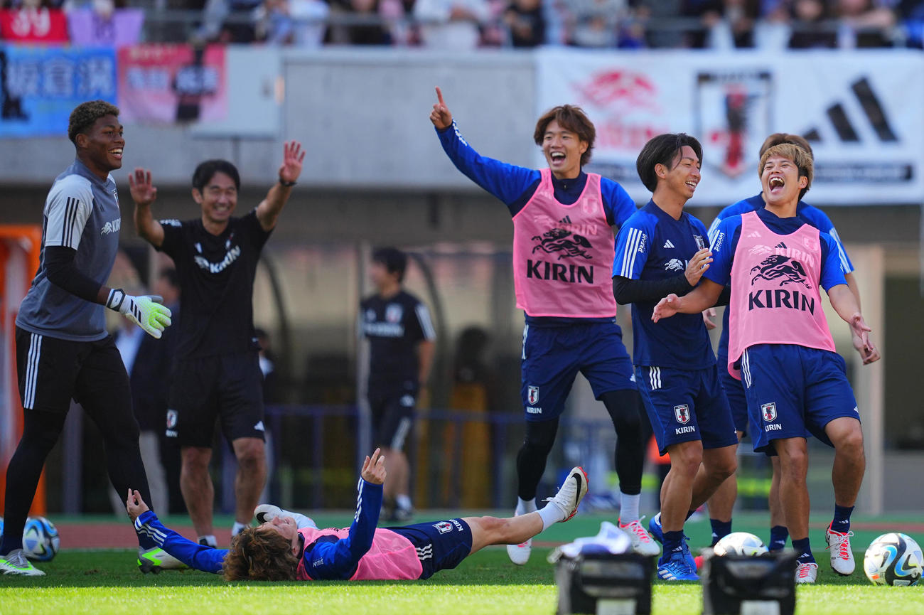ボール回しで笑顔を見せる日本代表の選手たち。右から伊藤敦、川辺、板倉、GK鈴木（撮影・垰建太）
