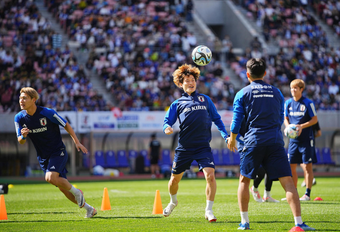 大勢のファンがスタンドから見つめる中練習に臨む古橋（中央）ら日本代表の選手たち（撮影・垰建太）