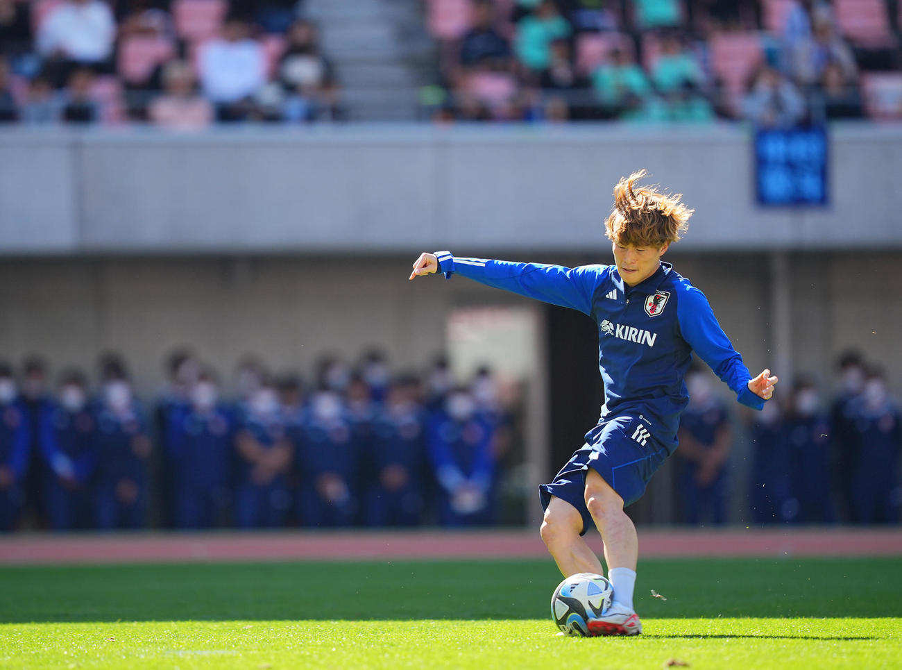 シュート練習に臨む古橋（撮影・垰建太）
