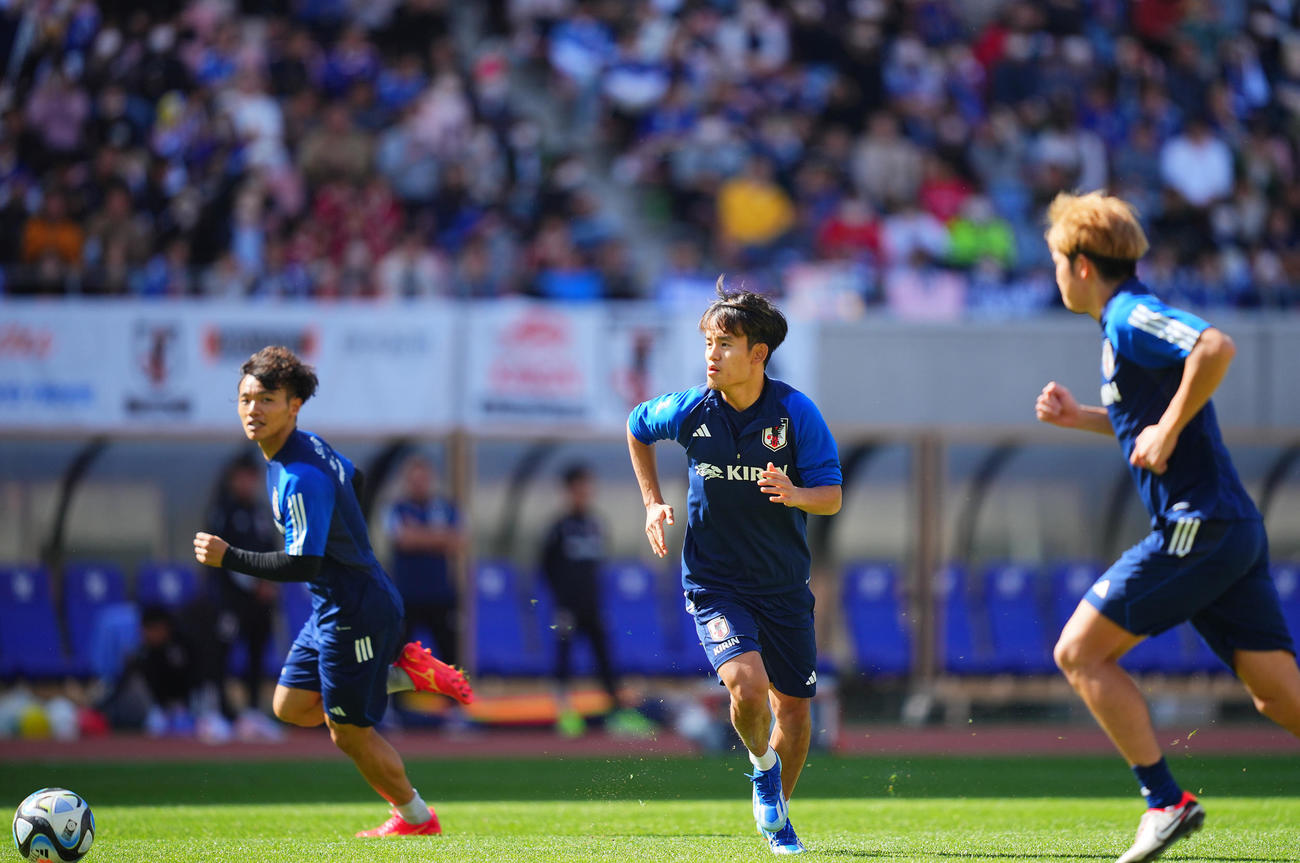 練習に臨む久保（中央）、旗手（左）、伊藤敦ら日本代表の選手たち（撮影・垰建太）
