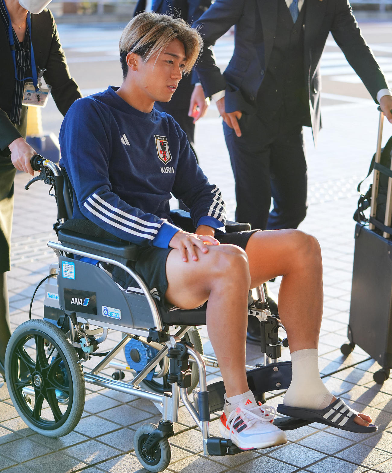 前日負傷した日本代表中村は松葉杖から車いすに乗り換えて移動する（撮影・垰建太）