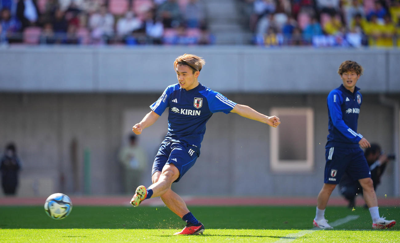 シュート練習に臨む上田（左）、古橋ら日本代表の選手たち（撮影・垰建太）