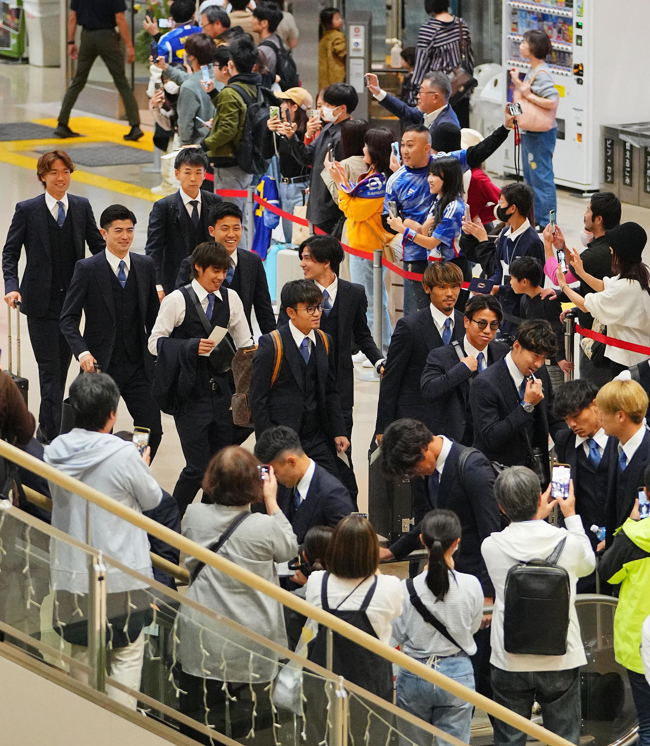 ファンの見送りを受け大阪へと移動する久保（中央）ら日本代表の選手たち（撮影・垰建太）