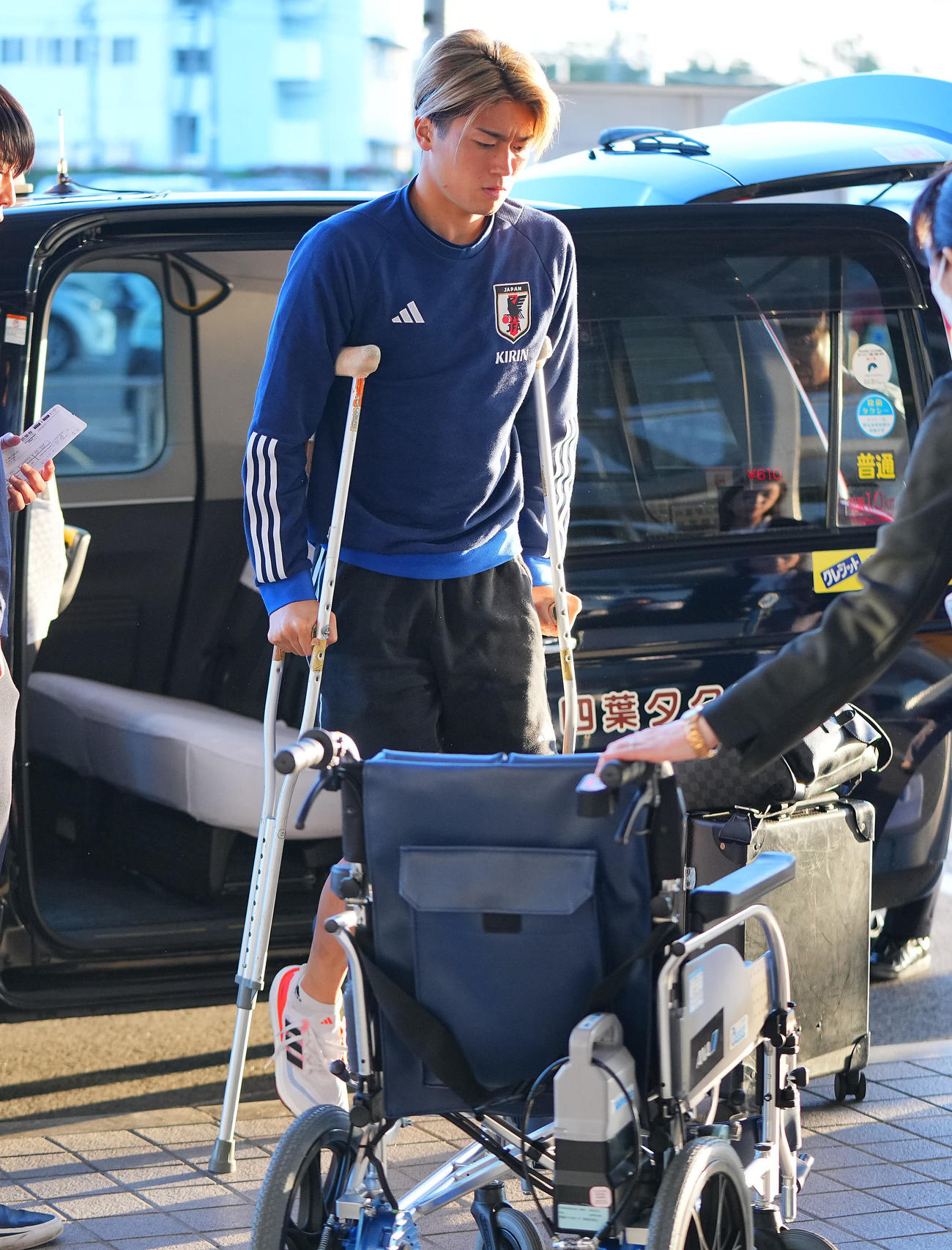 前日負傷した日本代表中村は松葉杖から車いすに乗り換えて移動する（撮影・垰建太）