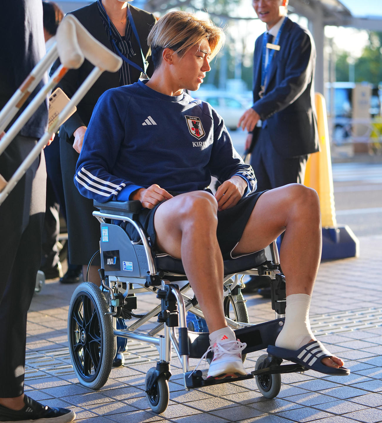 前日負傷した日本代表中村は松葉杖から車いすに乗り換えて移動する（撮影・垰建太）
