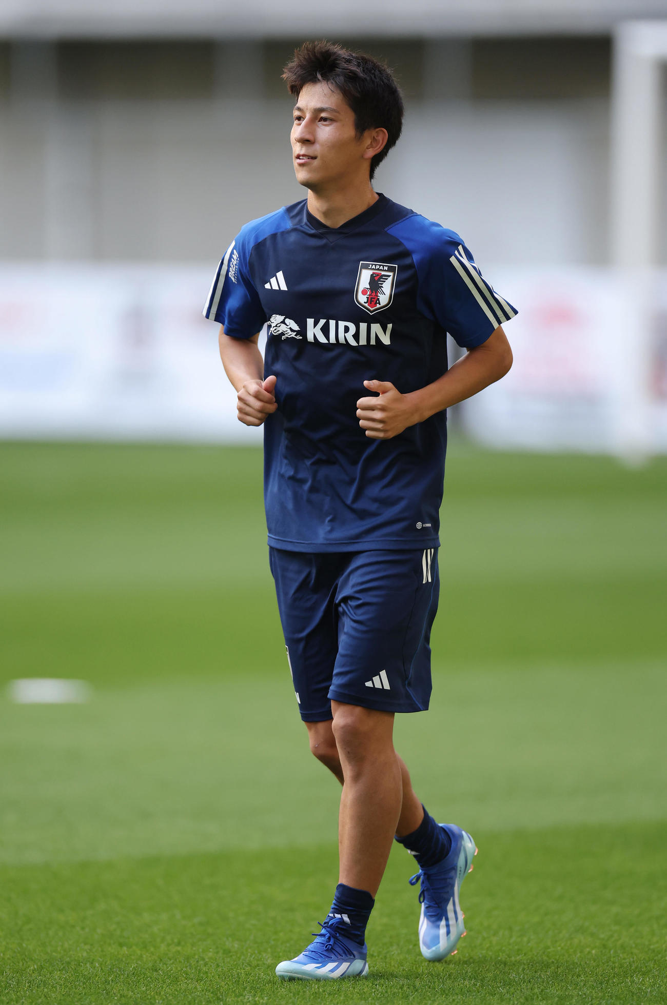 練習前、チームとは別メニューでランニングする奥抜（撮影・前田充）