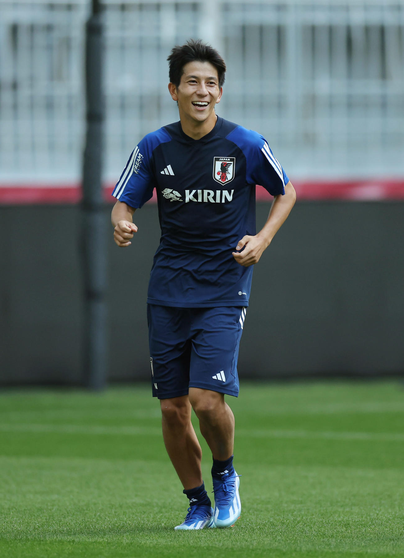 練習前、チームとは別メニューでランニングする奥抜（撮影・前田充）