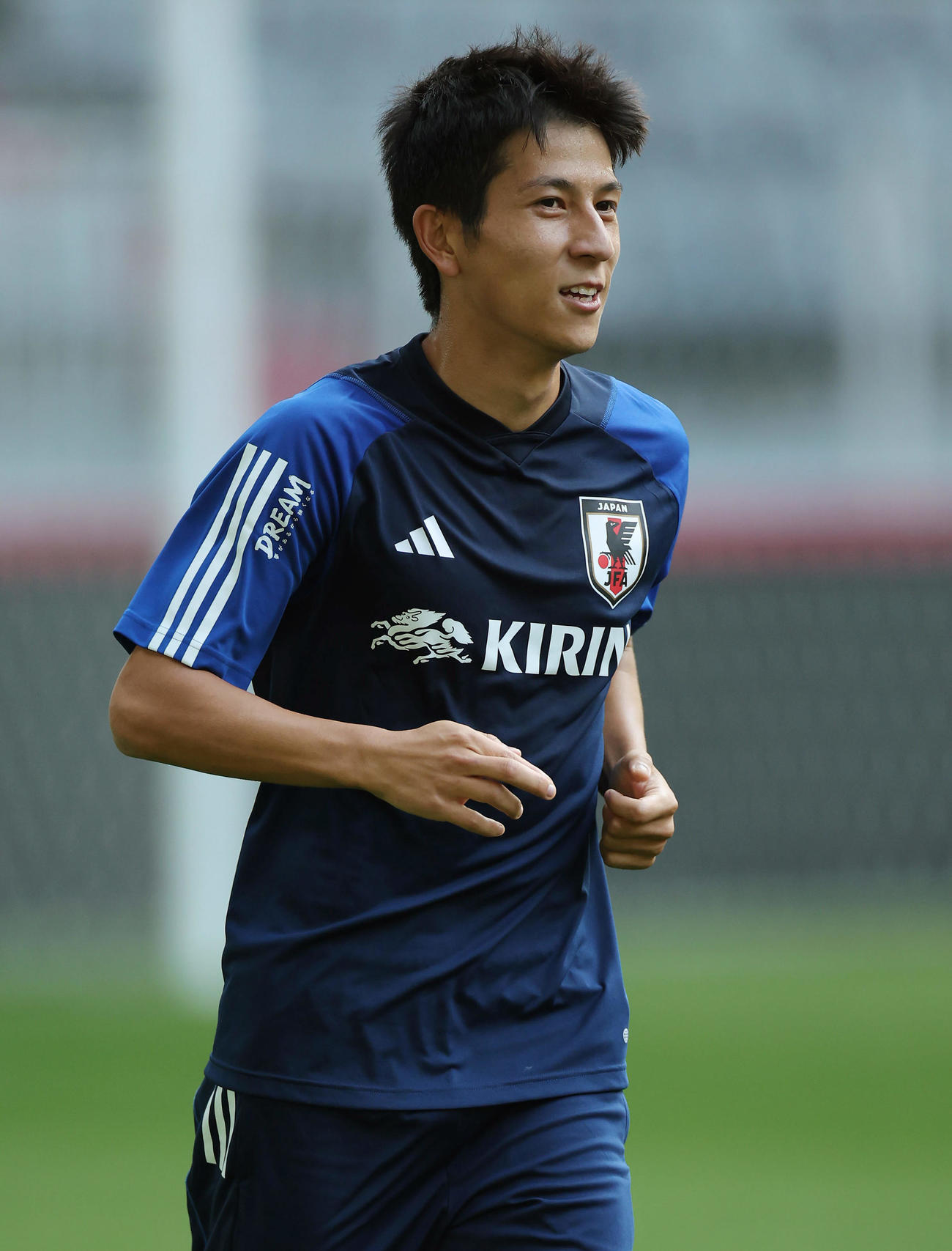 練習前、チームとは別メニューでランニングする奥抜（撮影・前田充）