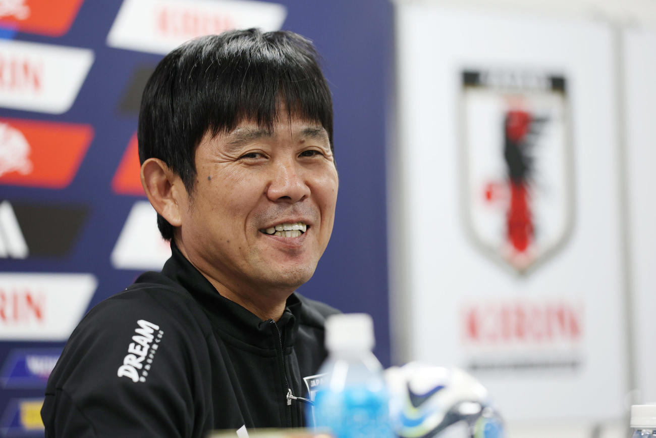 チュニジア戦の前日会見で笑顔を見せる森保監督（撮影・前田充）
