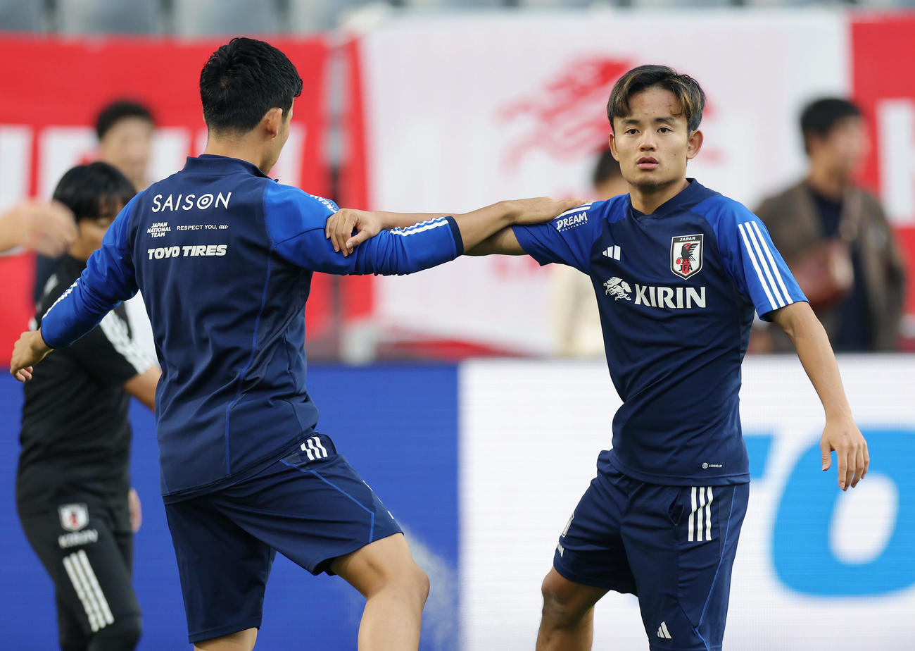 チュニジア戦の前日練習に臨む久保。左は遠藤（撮影・前田充）