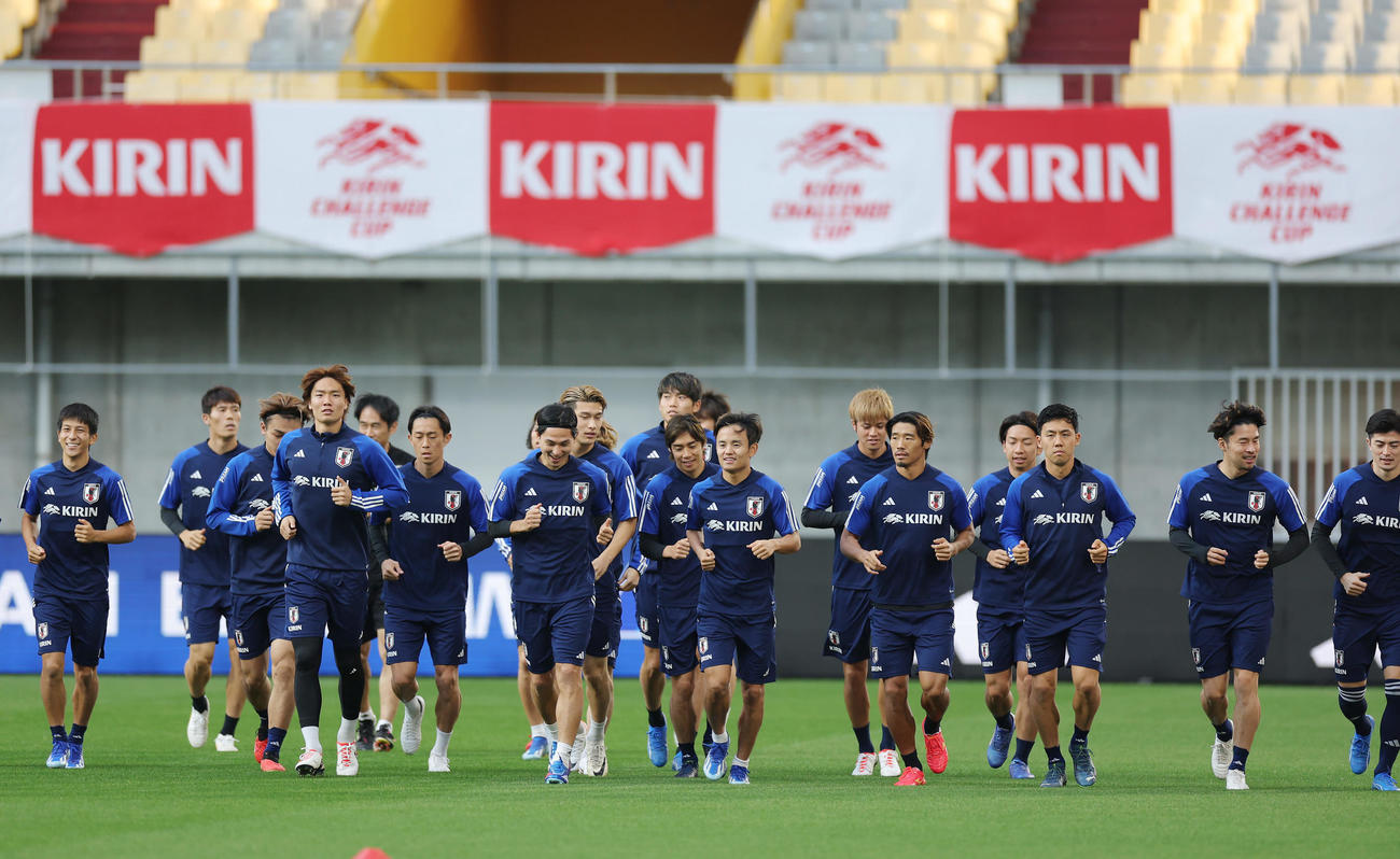 チュニジア戦の前日練習に臨む久保（中央）ら日本代表の選手たち（撮影・前田充）