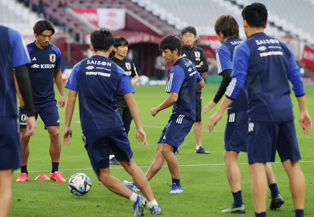 チュニジア戦の前日練習に臨む奥抜（中央）ら日本代表の選手たち（撮影・前田充）