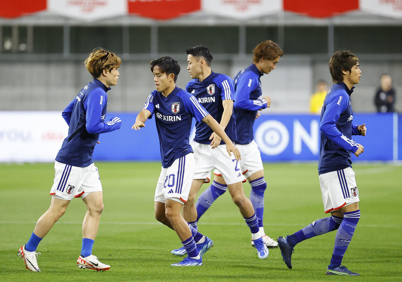 キリンチャレンジカップ2023　ウオーミングアップする久保（左から2人目）ら日本イレブン（撮影・藤尾明華）