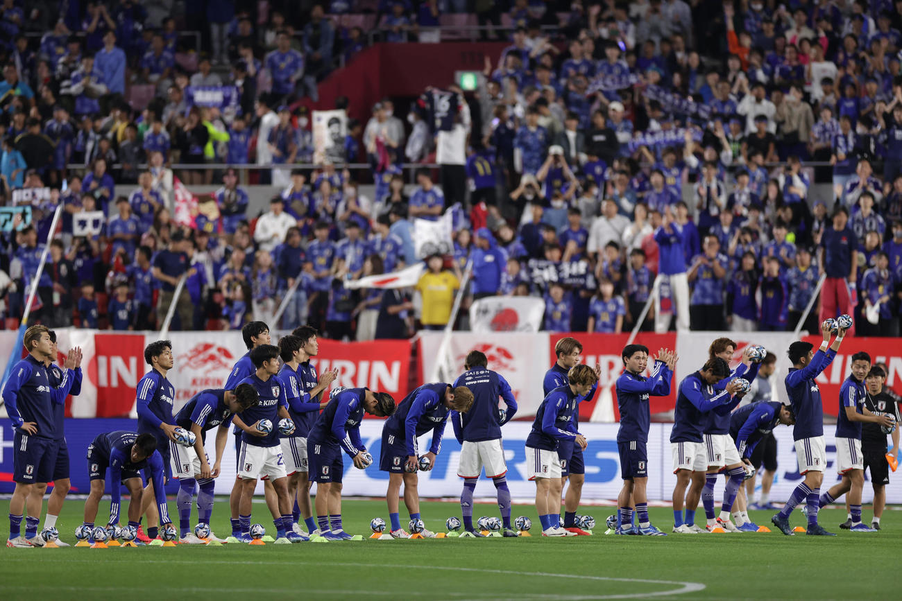 日本対チュニジア　ピッチに入りスタンドのファンにあいさつする日本代表の選手たち（撮影・前田充）