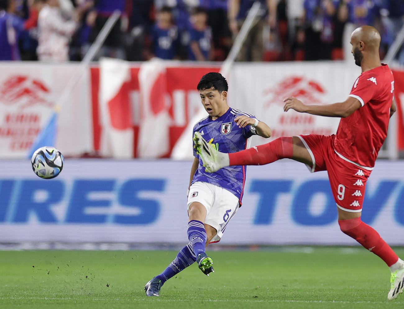 日本対チュニジア　前半、前線にパスを出す遠藤（左）（撮影・前田充）