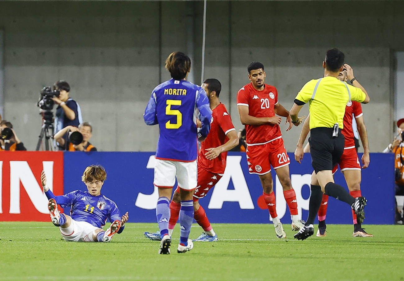日本対チュニジア　前半、相手に倒される古橋（左端）（撮影・藤尾明華）