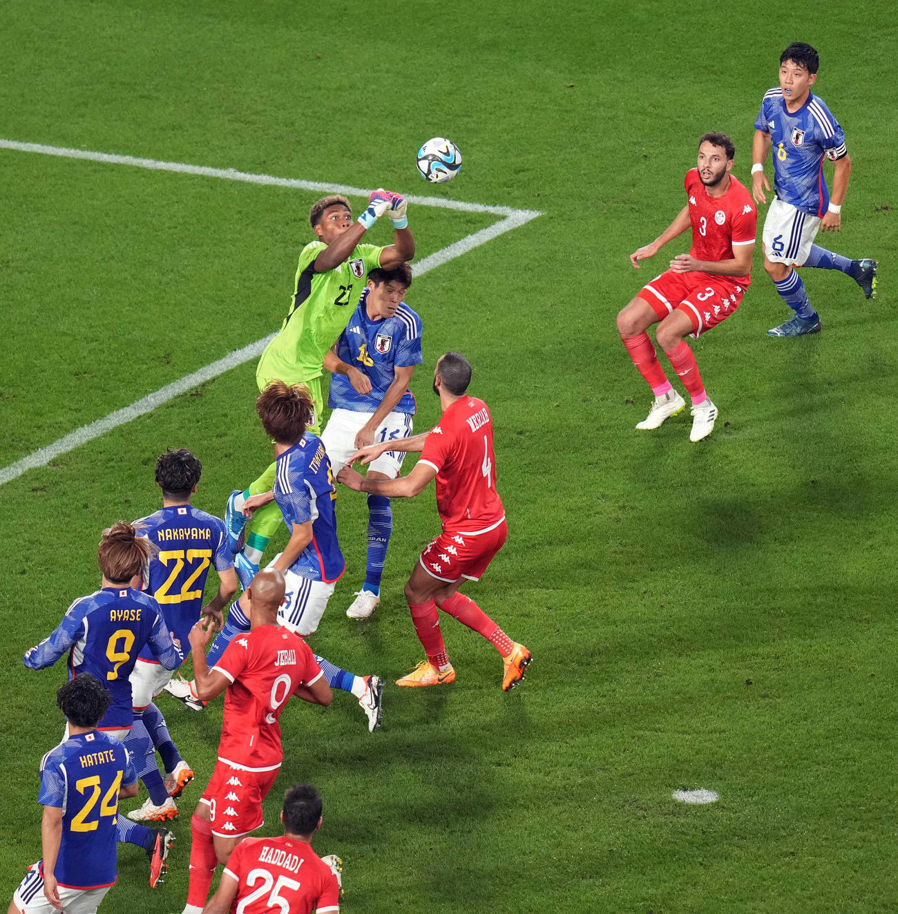 日本対チュニジア　後半、相手フリーキックでパンチングをするGK鈴木（撮影・狩俣裕三）