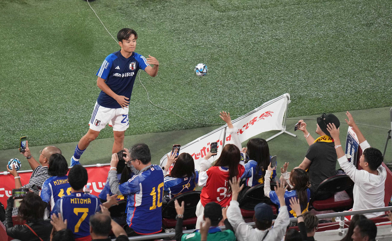 日本対チュニジア　試合前、サインボールをサポーターに投げ入れる久保（撮影・狩俣裕三）