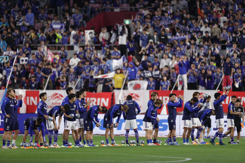 日本対チュニジア　ピッチに入りスタンドのファンにあいさつする日本代表の選手たち（撮影・前田充）