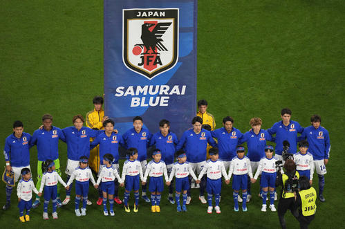 日本対チュニジア　試合前、君が代斉唱をする日本代表の選手たち（撮影・狩俣裕三）