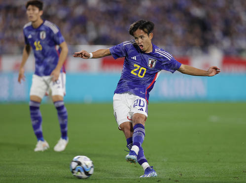 日本対チュニジア　前半、FKを放つ久保（撮影・前田充）