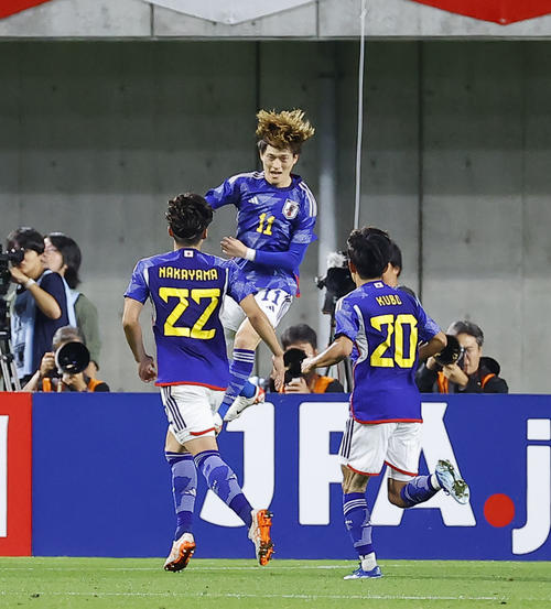日本対チュニジア　前半、先制ゴールを決め喜ぶ古橋（中央）（撮影・藤尾明華）