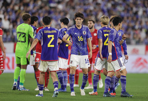 日本対チュニジア　試合後、菅原（手前左）とタッチを交わす冨安（撮影・前田充）