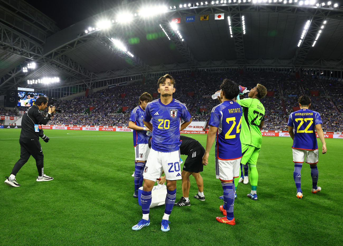 日本対チュニジア　試合の準備をする久保（中央）ら（撮影・藤尾明華）