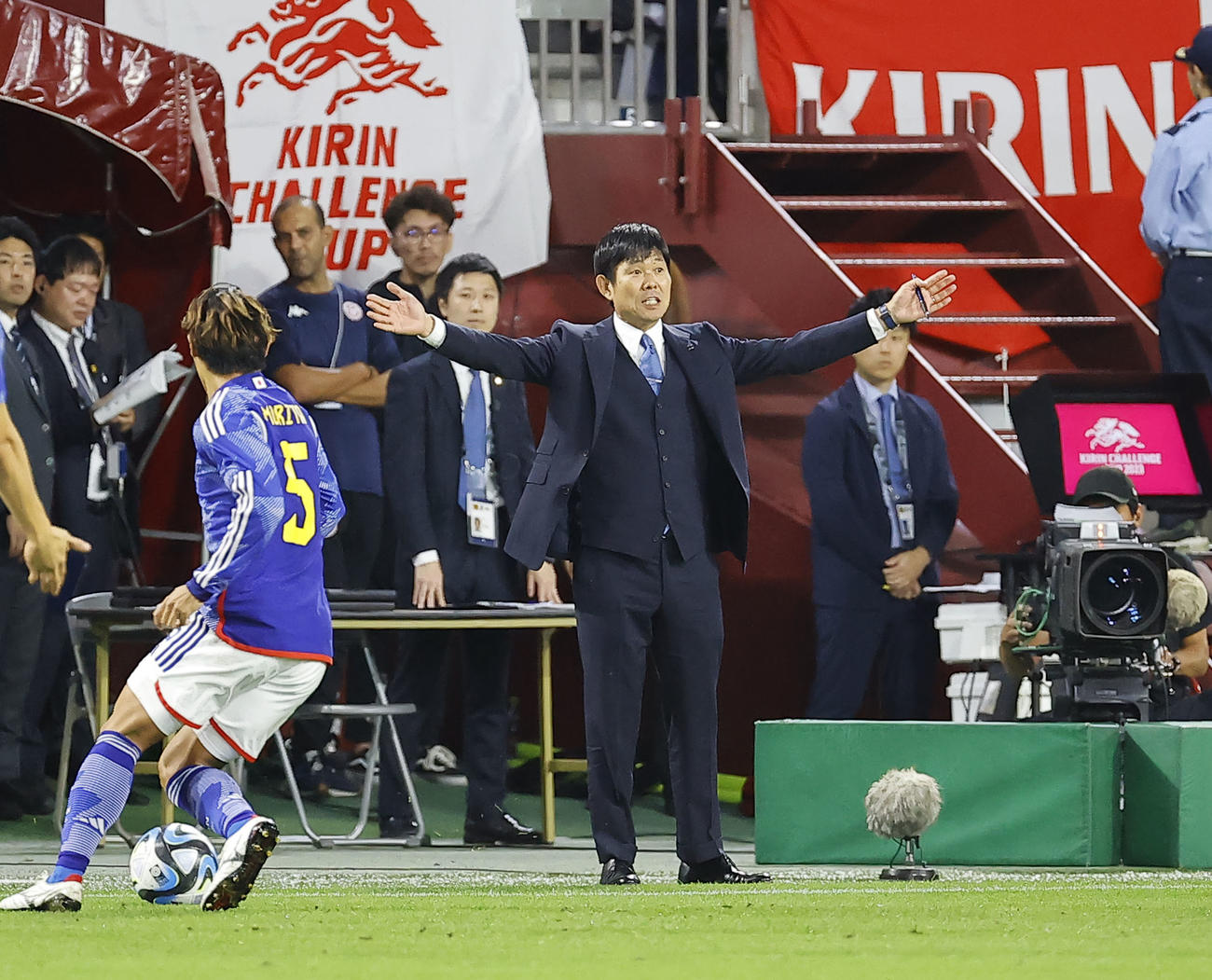 日本対チュニジア　前半、選手に指示を出す森保監督（撮影・藤尾明華）