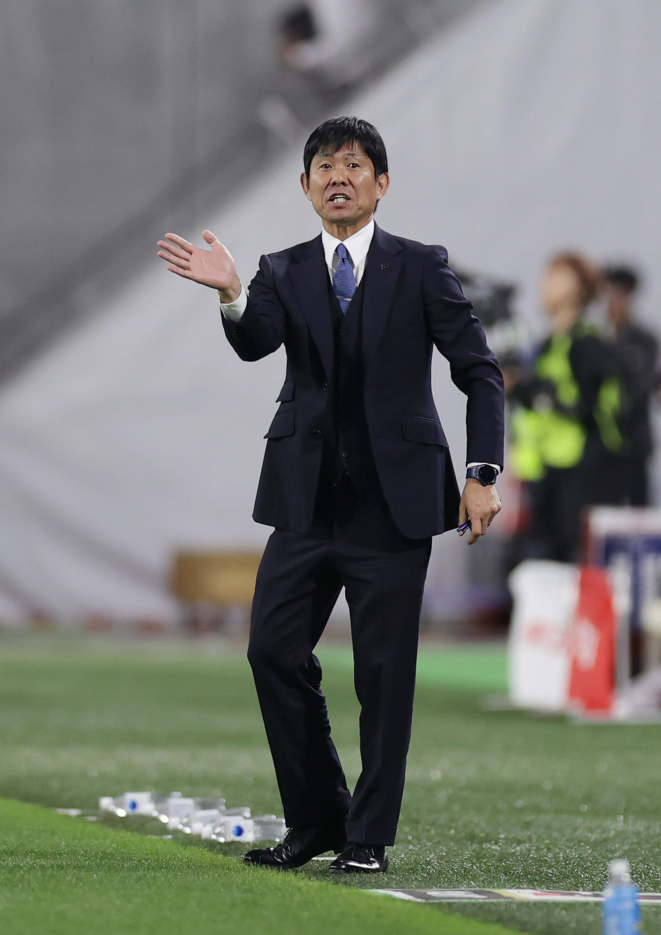 日本対チュニジア　前半、選手に指示を出す森保監督（撮影・前田充）