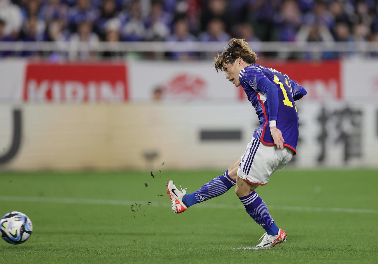 日本対チュニジア　前半、先制ゴールを決める古橋（撮影・前田充）