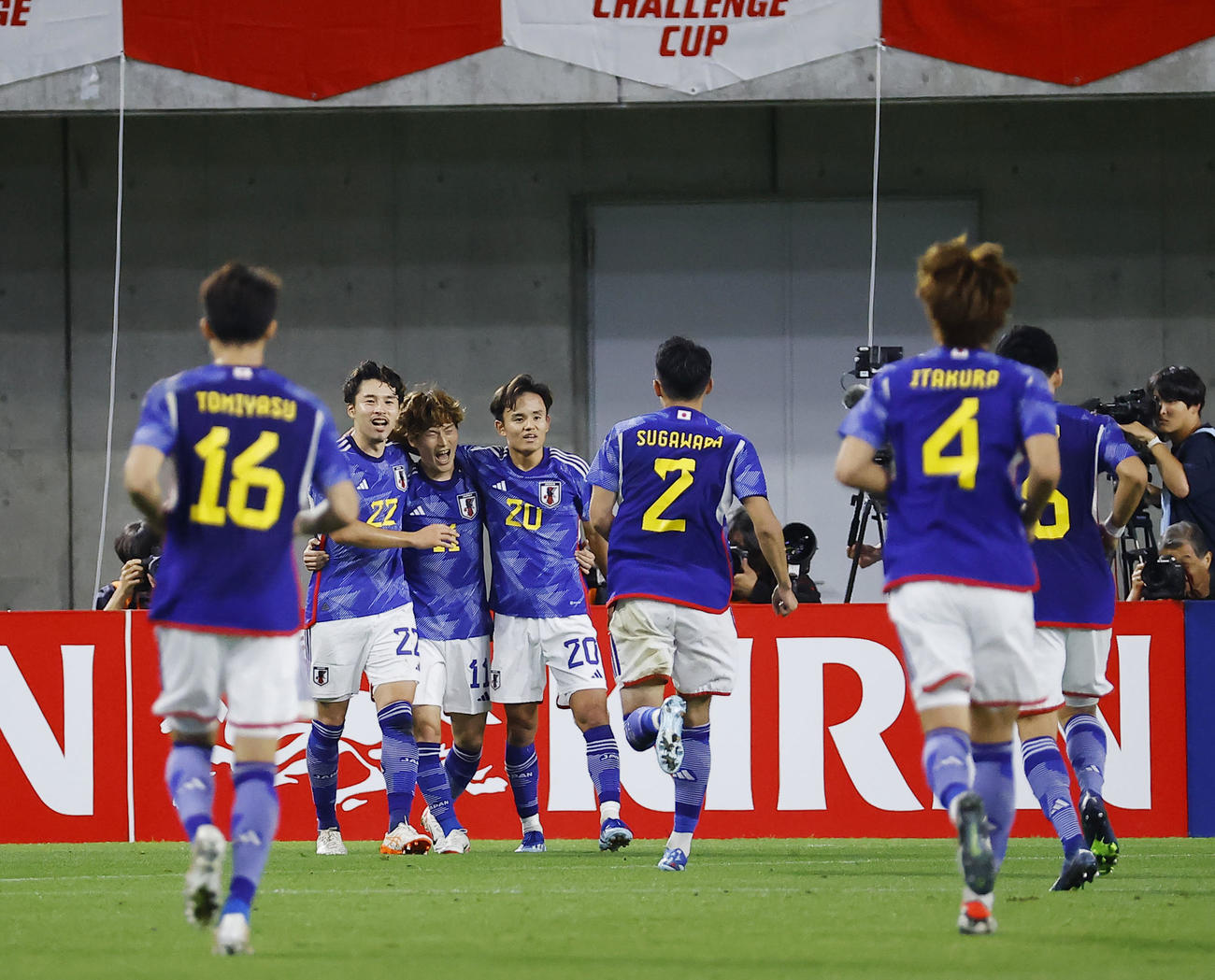 日本対チュニジア　前半、先制ゴールを決め喜ぶ日本の選手たち（撮影・藤尾明華）