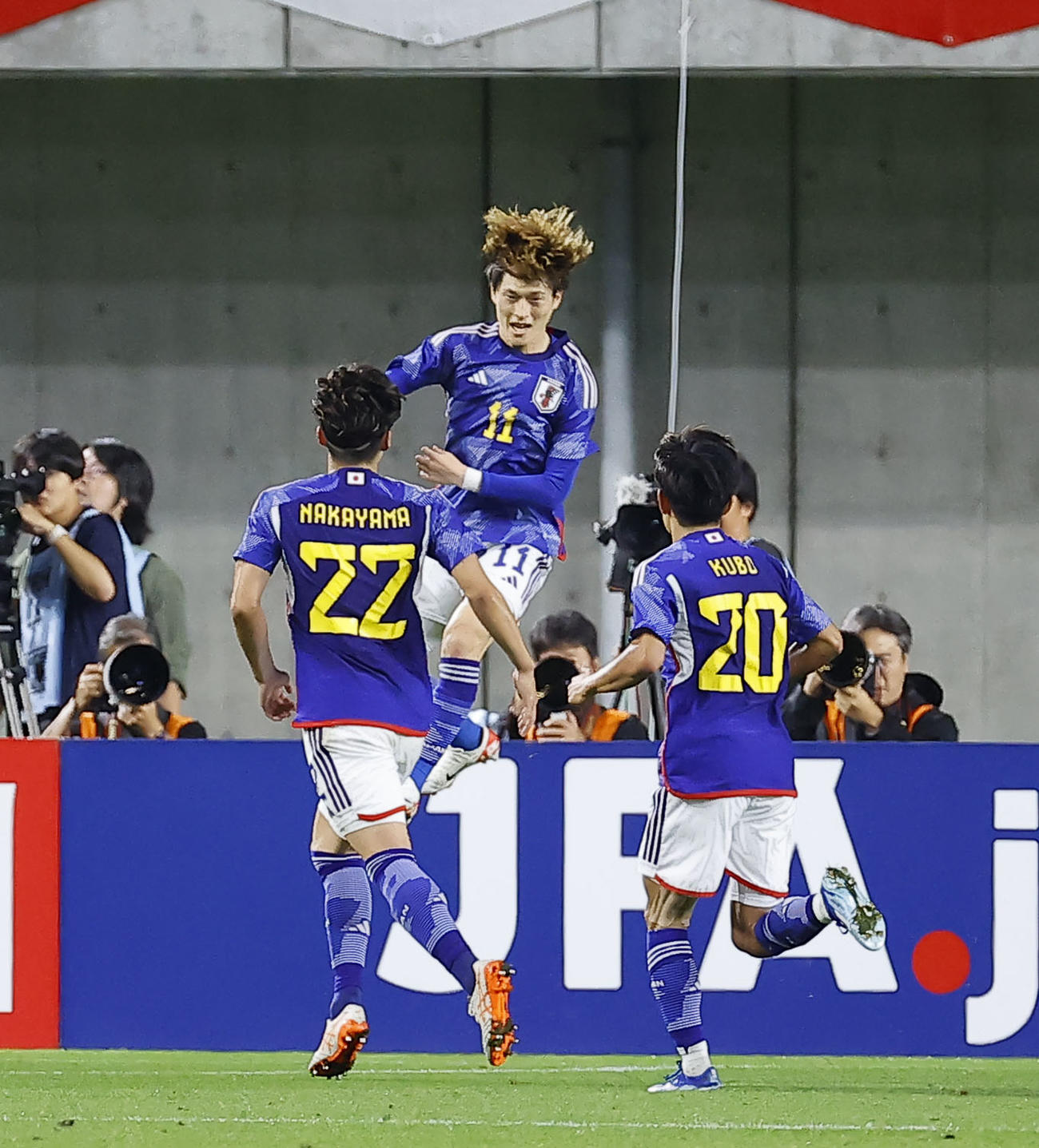 日本対チュニジア　前半、先制ゴールを決め、ジャンプし喜ぶ古橋（中央）（撮影・藤尾明華）