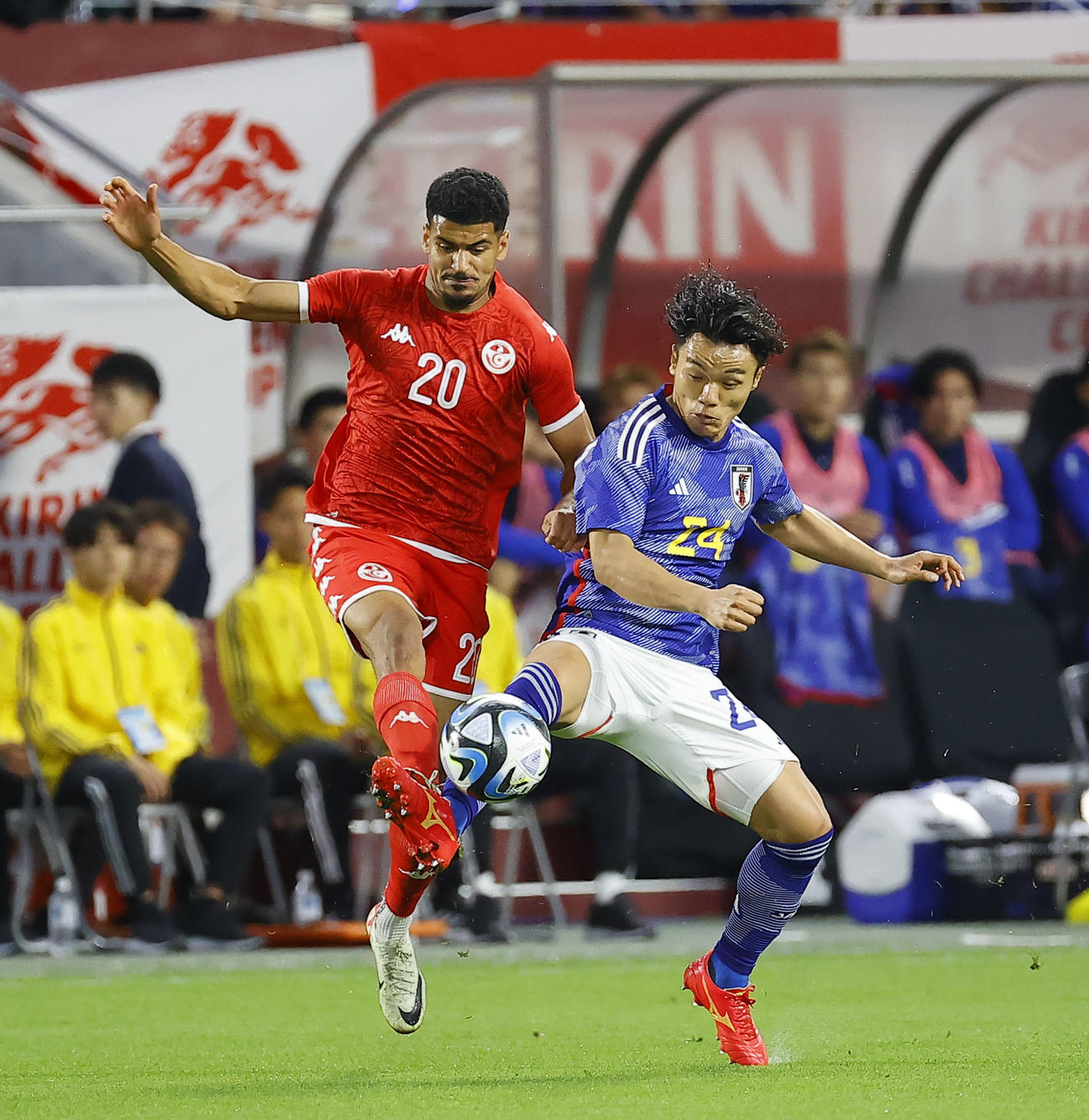 日本対チュニジア　前半、チュニジア・ドレーガー（左）とボールを奪い合う旗手（撮影・藤尾明華）