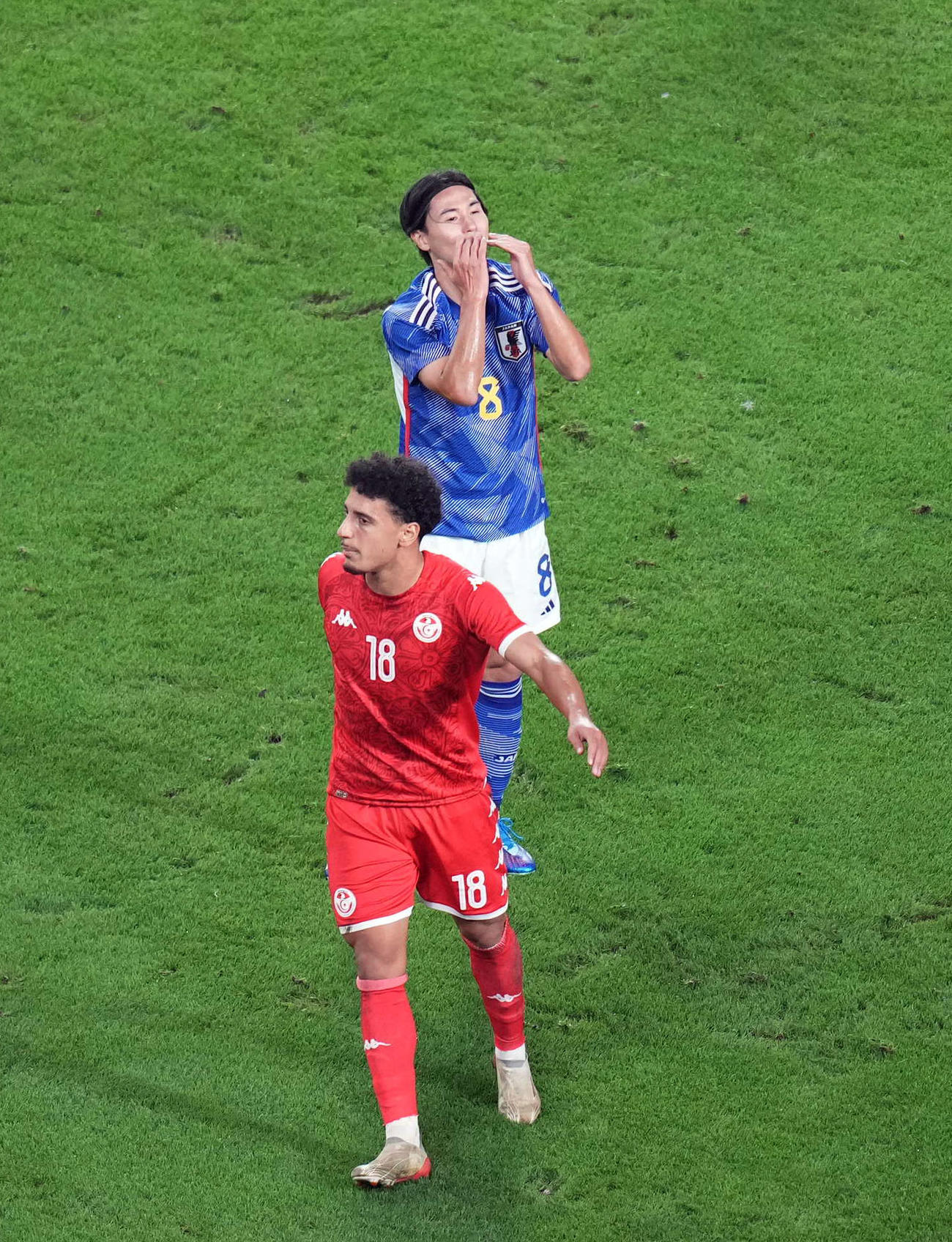 日本対チュニジア　後半、シュートを外し、悔しがる南野（後方）（撮影・狩俣裕三）