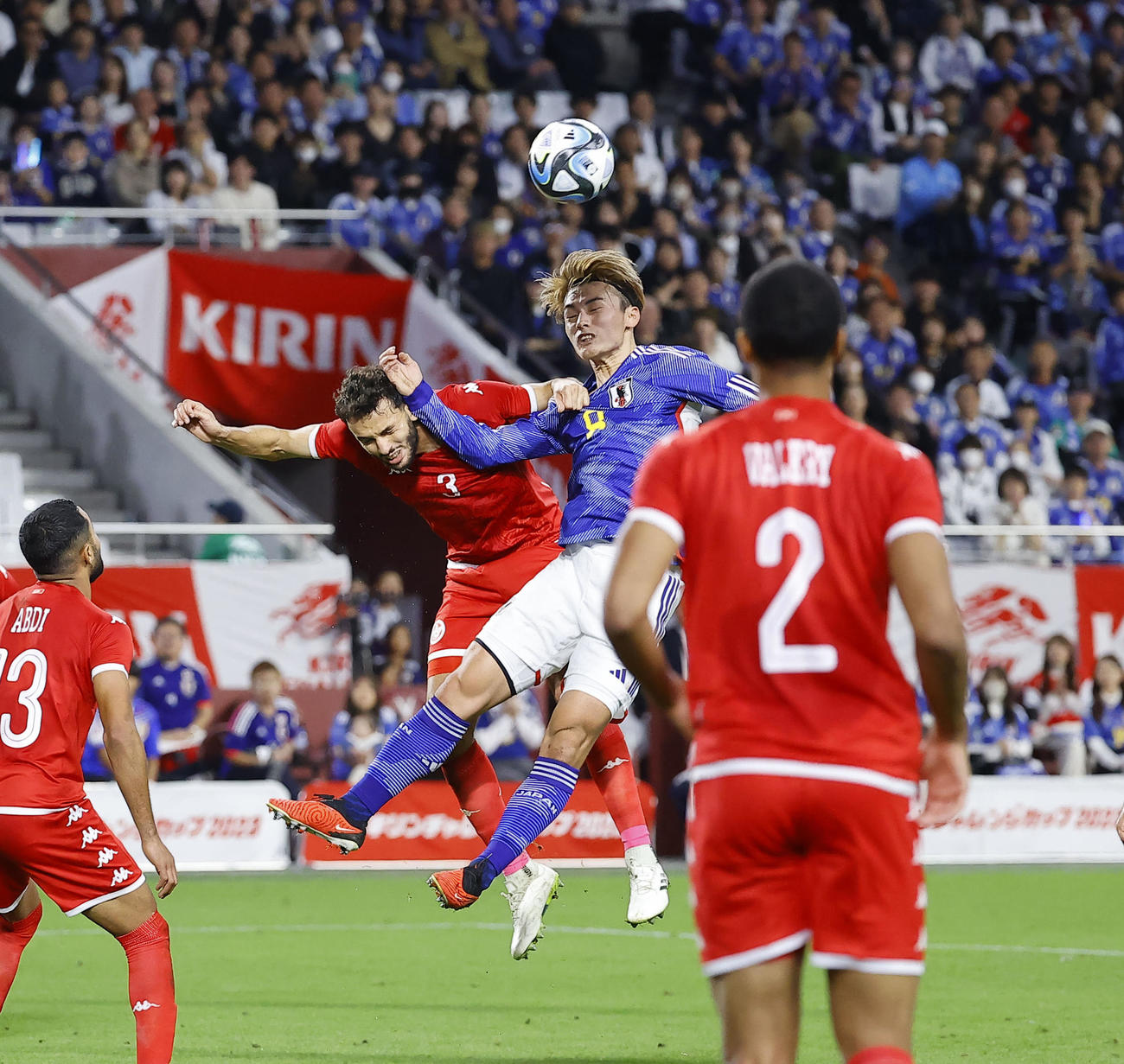 日本対チュニジア　後半、ゴール前で競り合う上田（中央右）。同左はタルビ（撮影・藤尾明華）