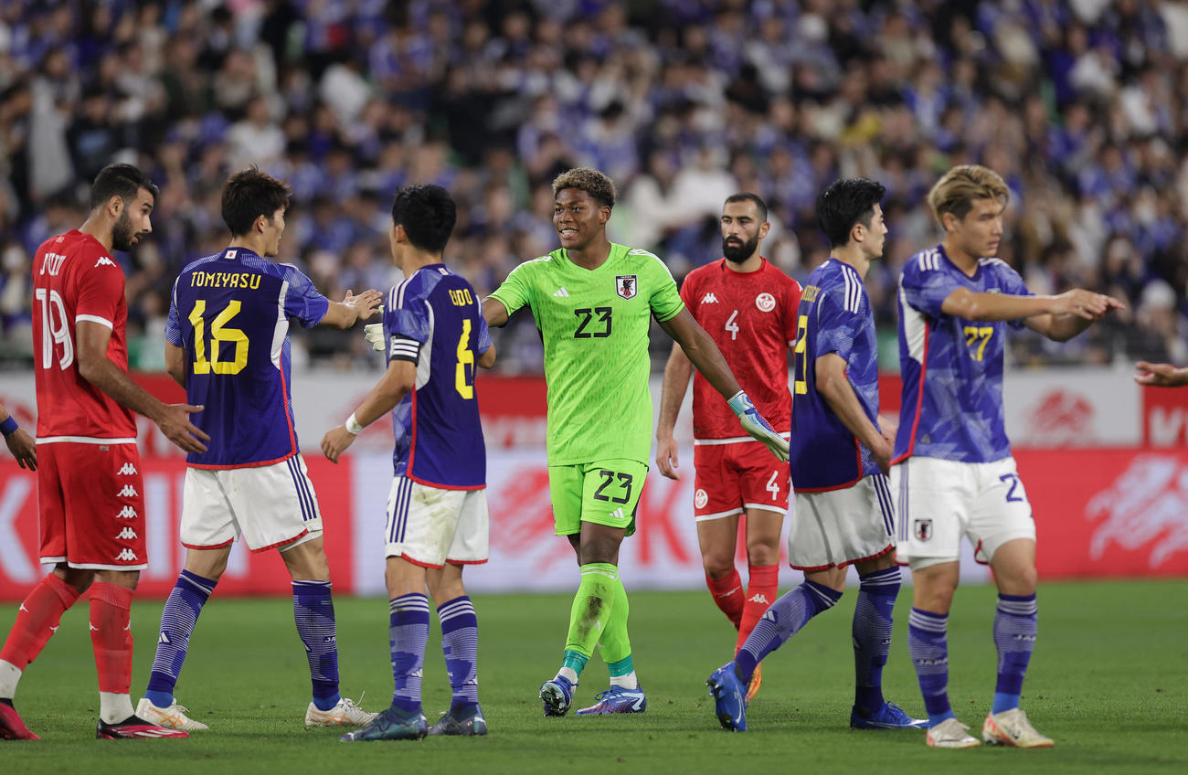 日本対チュニジア　完封勝利に、冨安（左から2人目）とタッチを交わすGK鈴木（同4人目）（撮影・前田充）