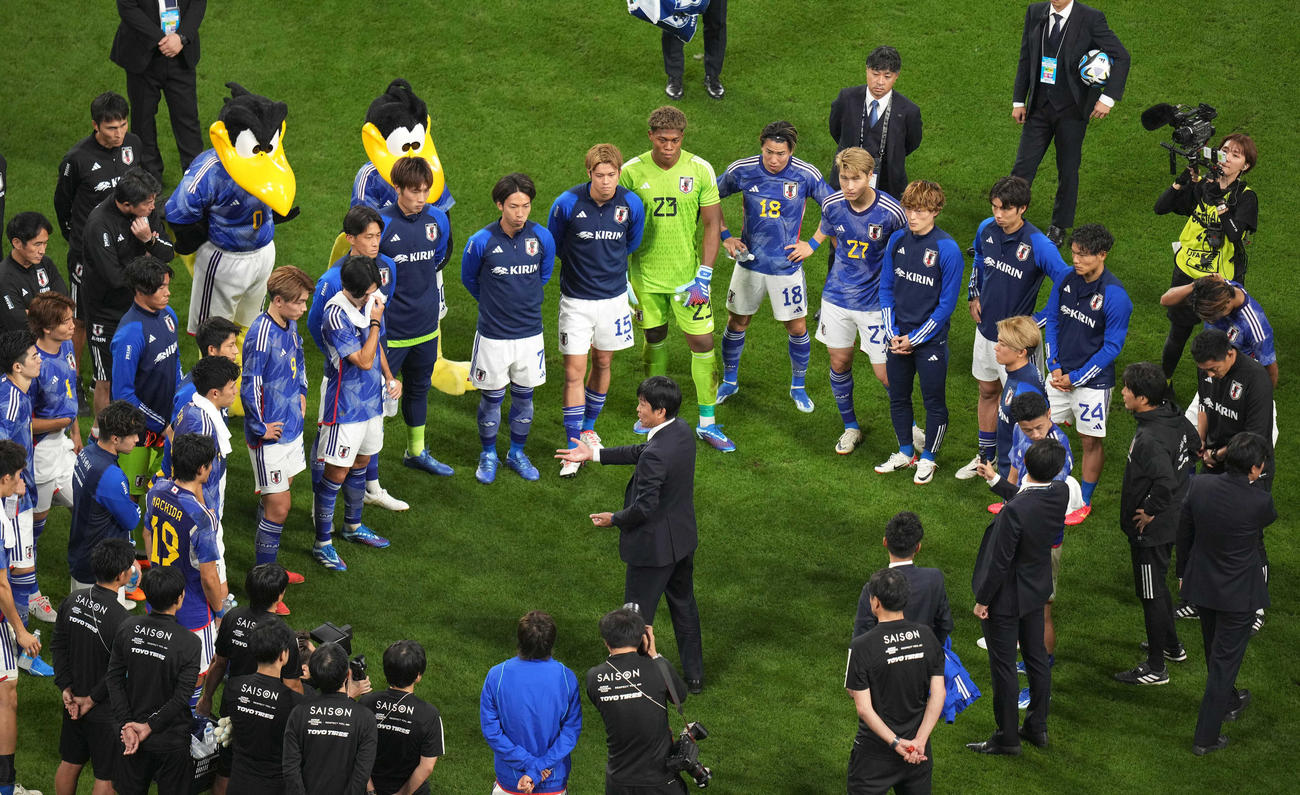 日本対チュニジア　試合後、選手を集め、話をする森保監督（中央）（撮影・狩俣裕三）
