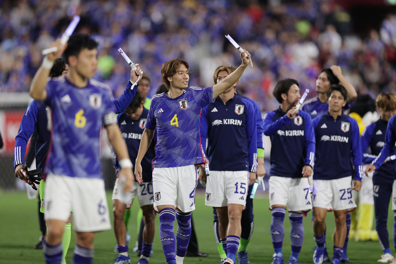 日本対チュニジア　試合後、場内1周する板倉（中央）らサッカー日本代表の選手たち（撮影・前田充）