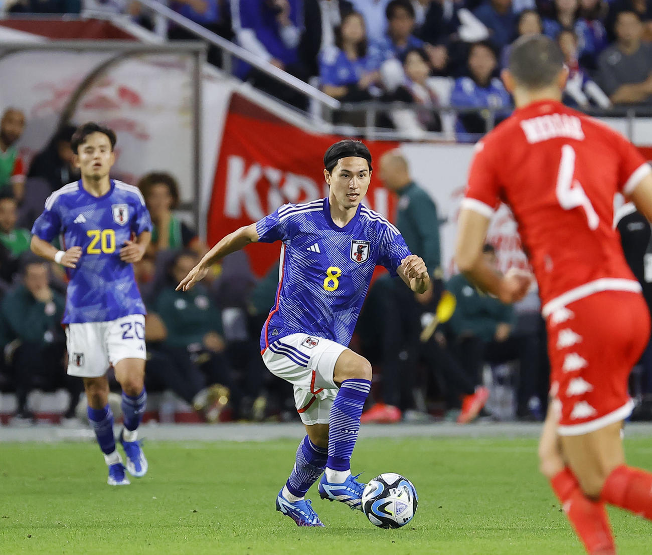 日本対チュニジア　後半、ドリブルする南野（撮影・藤尾明華）