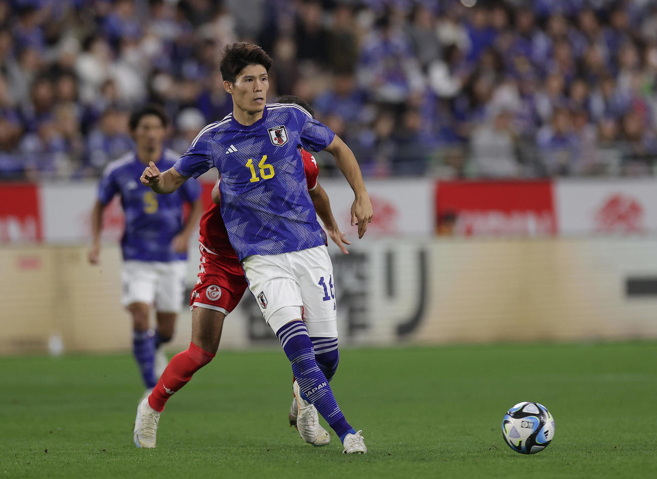 日本対チュニジア　後半、パスを出す冨安（撮影・前田充）
