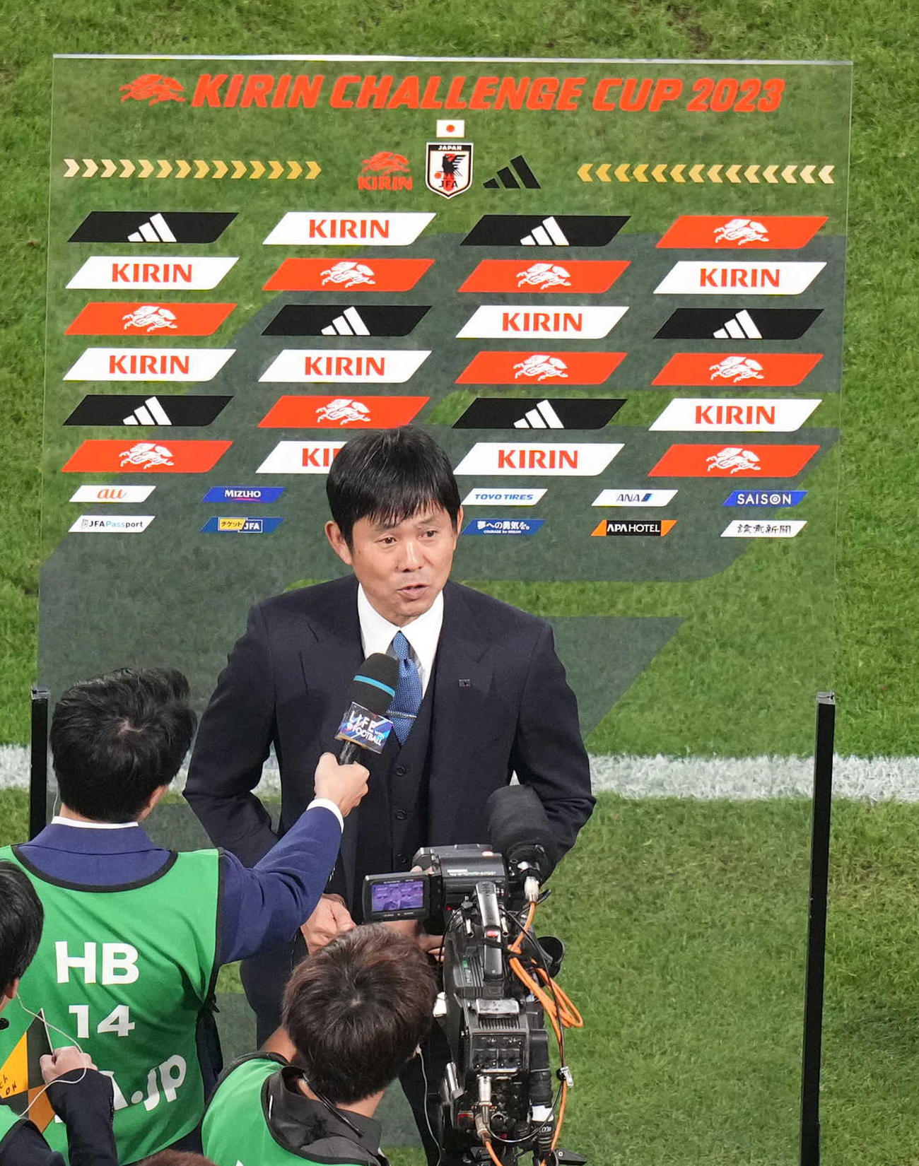 日本対チュニジア　試合後、インタビューを受ける森保監督（撮影・狩俣裕三）