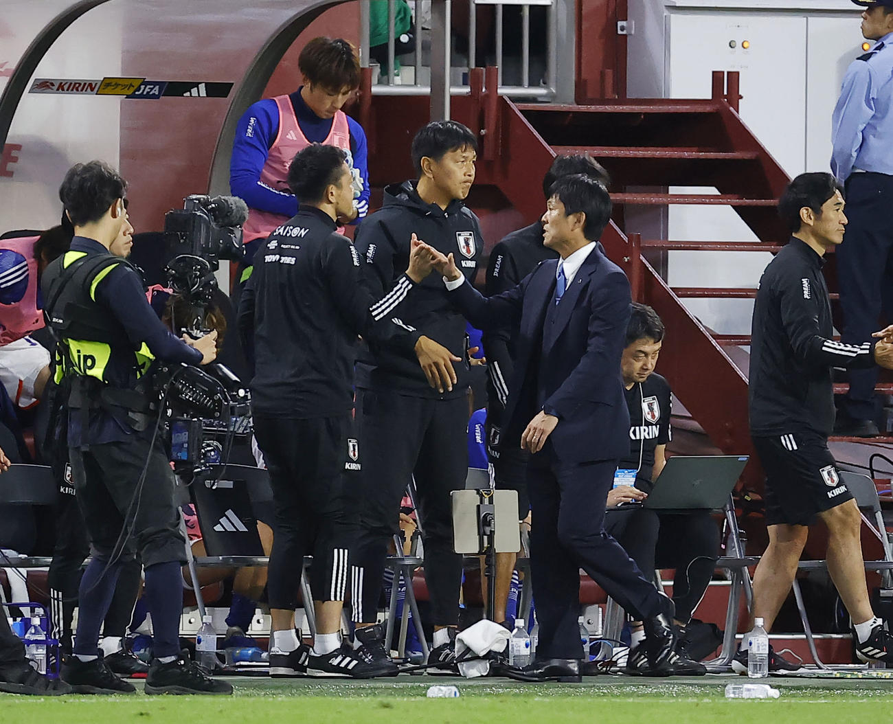 日本対チュニジア　チュニジアに勝利しコーチ陣とタッチを交わす森保監督（中央右）（撮影・藤尾明華）