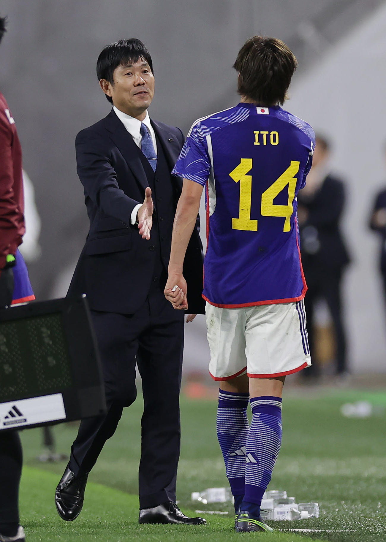 日本対チュニジア　後半、交代した伊東（右）とタッチを交わす森保監督（撮影・前田充）