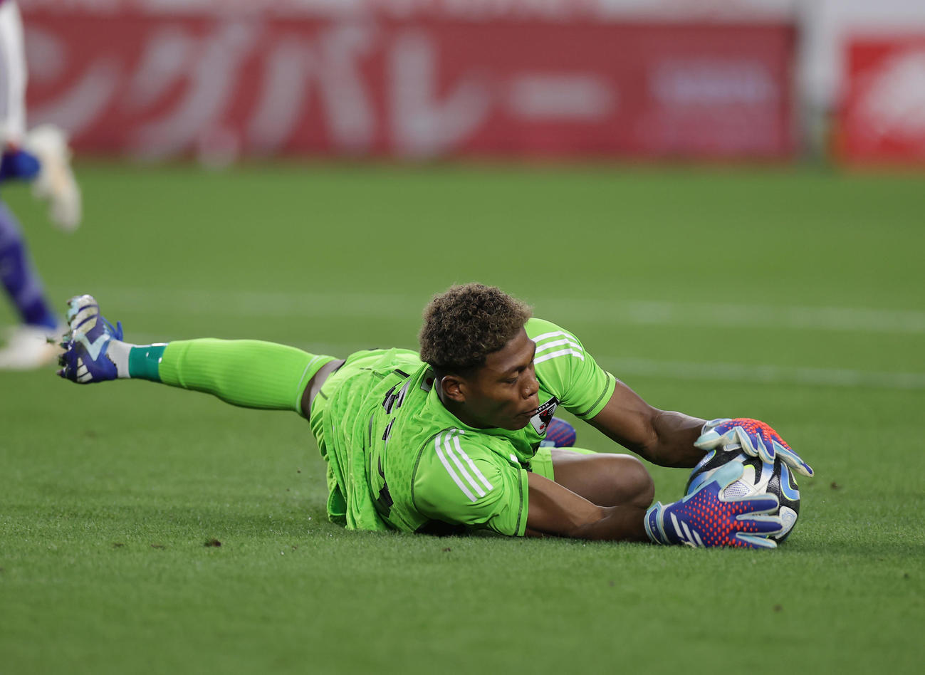 日本対チュニジア　後半、セーブするGK鈴木（撮影・前田充）