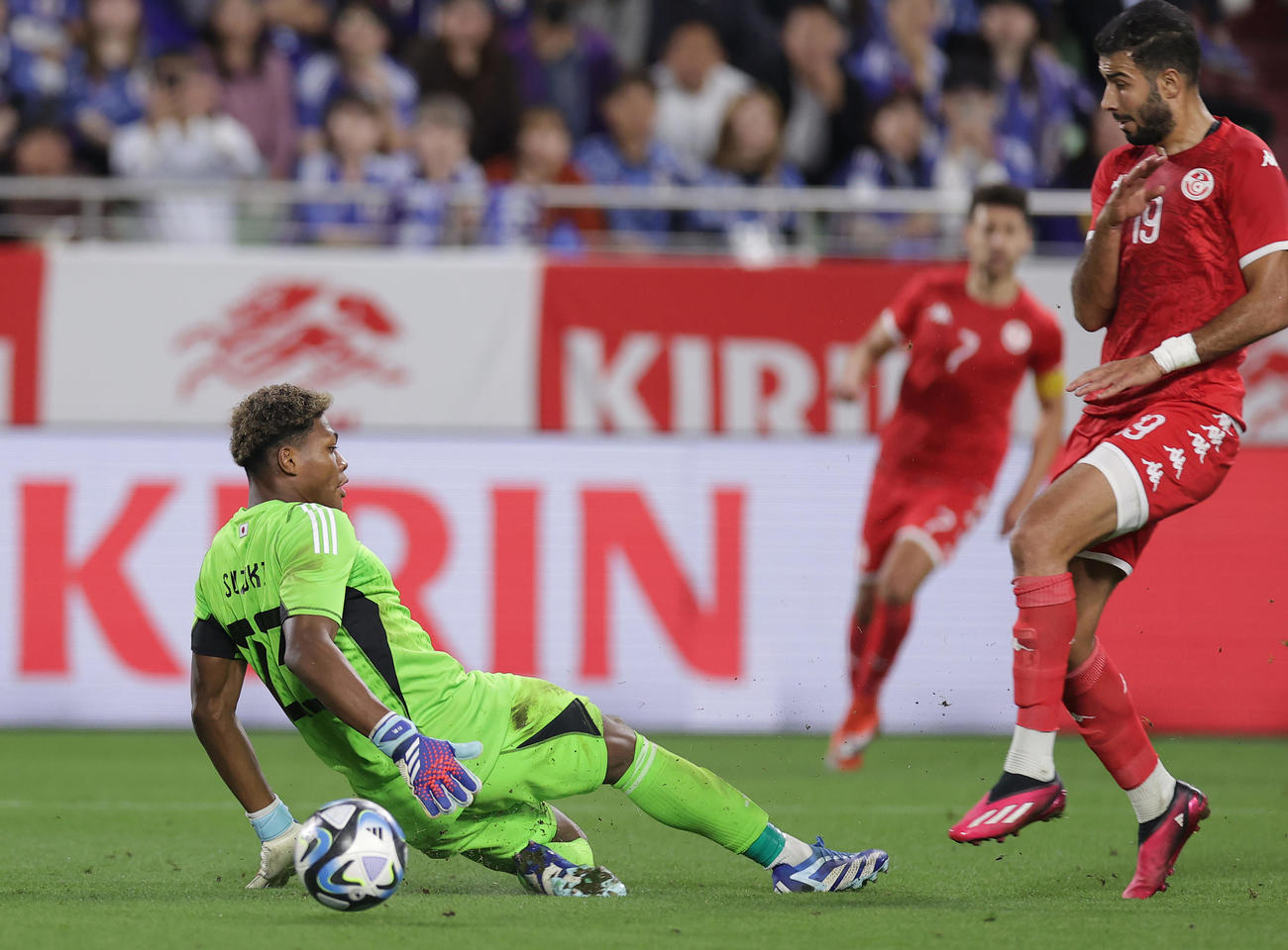 日本対チュニジア　後半、ゴールを守るGK鈴木（左）（撮影・前田充）